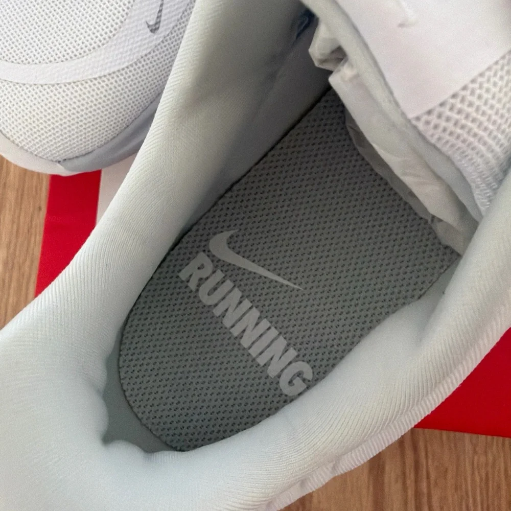 Nike White Metallic silver WMNS NIKE QUEST 5 size 9.5!Athletic Sneakers 👟 new